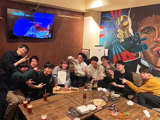平均年齢は23歳。社歴関係なく親友や家族みたいに仲良く楽しく働いています。
