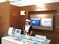 インフォメーションでのお出迎え。近年では海外からのお客様も大勢ご来店されます。