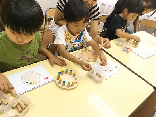 レッスンの風景。子どもと保護者の方をサポートします。