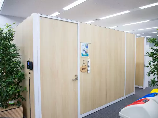 社内にいながら、整体師さんや鍼灸師さんによる施術を受けることができます◎