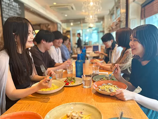 ランチ手当あり！メンバーとランチに行くときは1人1000円支給されます♪