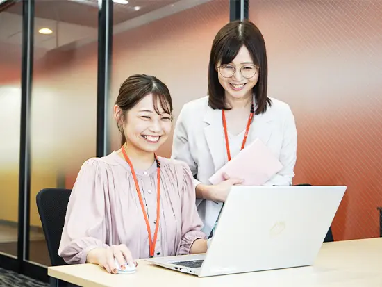 先輩社員と距離が近いため、分からないことはすぐに質問できます！