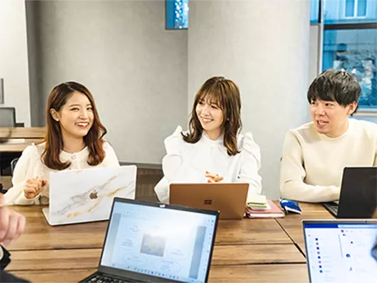 年次関係なく意見を出し合うフラットな社風です。