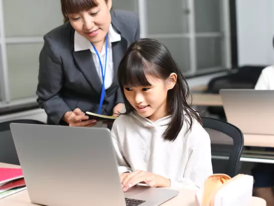 初めは研修で基礎知識を学んでいただき、先輩社員によるOJT研修でじっくりと実務に慣れていきます！