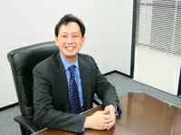 弁理士、藤元。外国弁理士資格も持つ、外国特許のエキスパート。