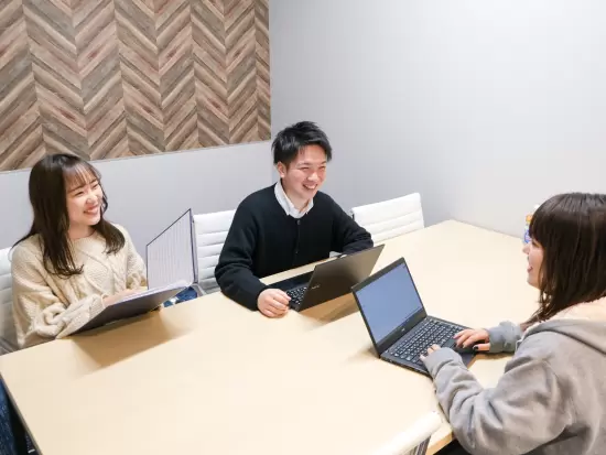 安定した経営基盤のIT企業。現在に成長中！若手メンバーも活躍する環境で、活気あふれる職場です。