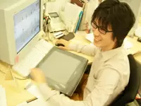 共に働くクリエイター。席も近いので、連携もばっちりです。