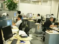 一人ひとりのスペースが広いオフィスです。デスクが大きい！