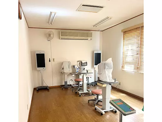 【視力検査室】こちらで右・左・上・下など視力検査を行います。