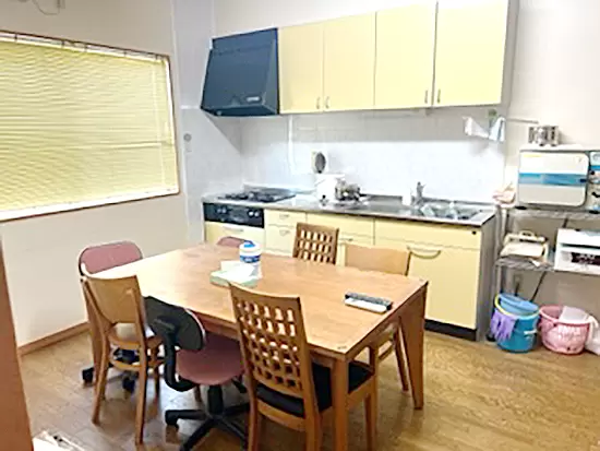 【休憩室】広めの休憩室でゆったりと休めます♪