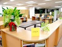 引っ越したばかりのオフィス！デスクや会議スペースも広いですよ