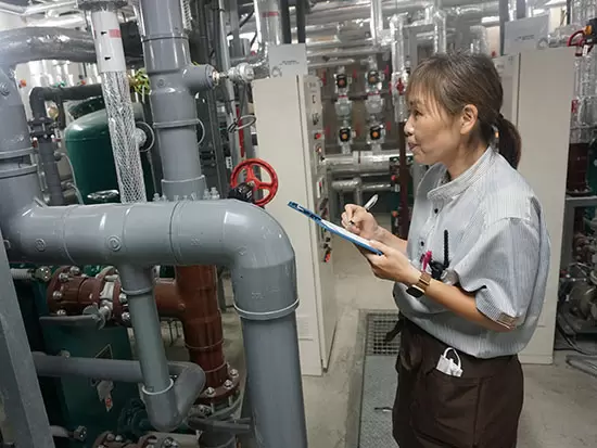 お湯の管理・水質チェックも大事なお仕事。マニュアルに沿って注意深く進めます。