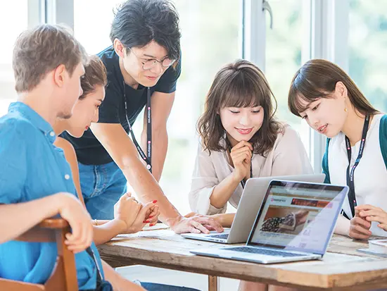 年齢や性別…様々なバックグランドを持つメンバーが活躍中。強い責任感を持って業務に当たっています。