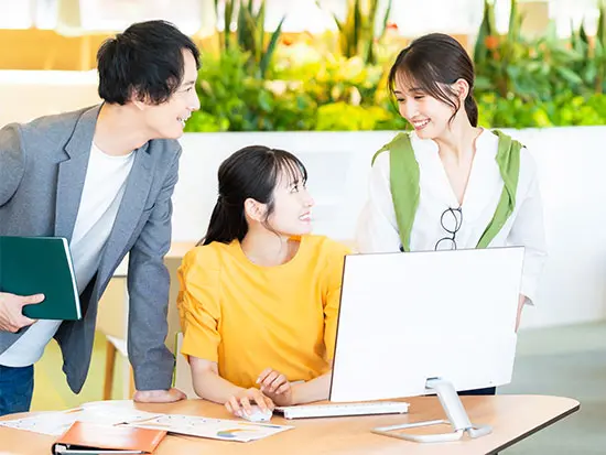 基本的なPC操作ができればOK！周囲からのフォローや研修制度があるので、安心して仕事をスタートできます♪
