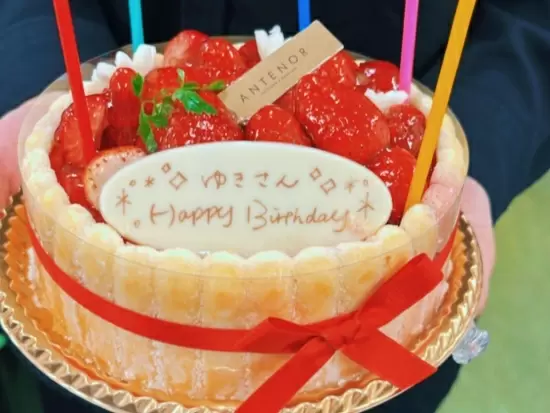 スタッフの誕生日会の時の写真です。どんなサプライズで驚かせようかスタッフで考える楽しみも♪
