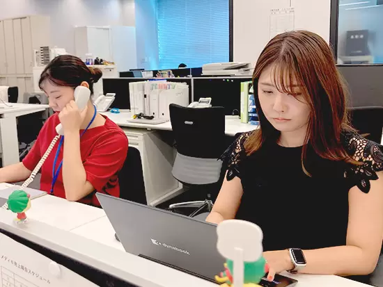 9時～11時の間で30分刻みで出社時間を選択可能！ライフスタイルに合わせて柔軟に働けます◎