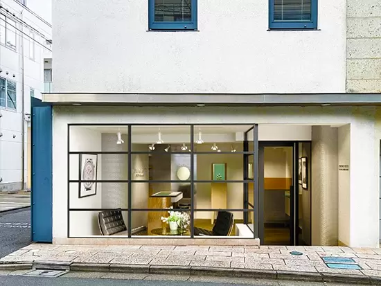 北青山の街角にたたずむ青山サロン。KURONO TOKYOファンの方々の交流の場として機能しています。