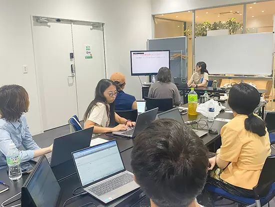 こちらは先日行なったリアルでの合宿の様子！「お客様のために」を考えて取り組んでいます。