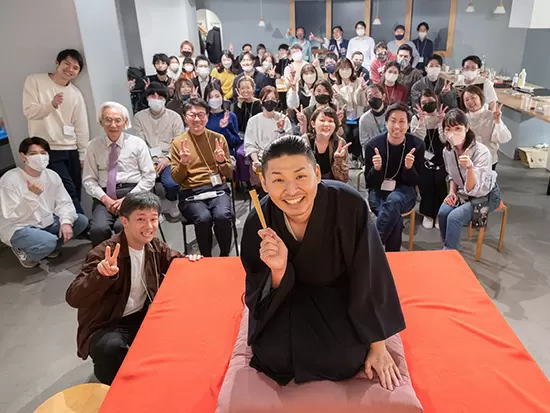 『文化を愛し、 教養を育む』が当社の企業理念。メンバー全員で落語鑑賞した様子です。