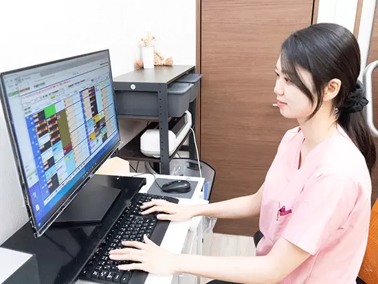 入社後は受付業務や簡単なデータ入力などからスタートするので、未経験からでも安心していただけます。