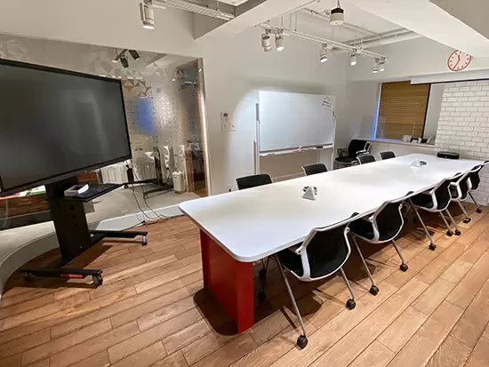 部署内や各部署とのミーティングで使用する社内の会議室です。