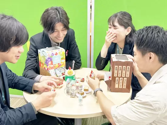 「どんな商品を提案しようか？」と白熱するミーティングでは、常に笑い声が飛び交っています！