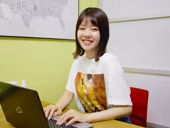 スニーカーOK＆服装・髪型・ネイル自由！オシャレ好きが楽しみながら働ける環境です◎