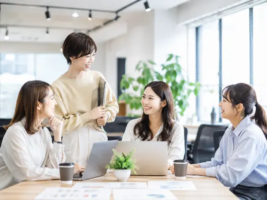 社員同士の距離が近く、自然と会話が生まれる明るいオフィスです♪