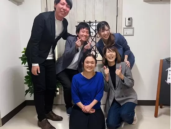 少数精鋭だからこそ代表・社員の距離が近いのも魅力の一つ！なんでも相談出来るし助け合える存在です。