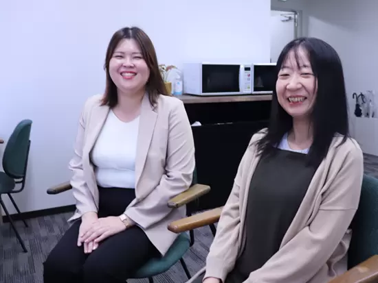 出社時には毎回一緒にランチに行ったりするほど仲良しなメンバー。グルメな方も歓迎です！