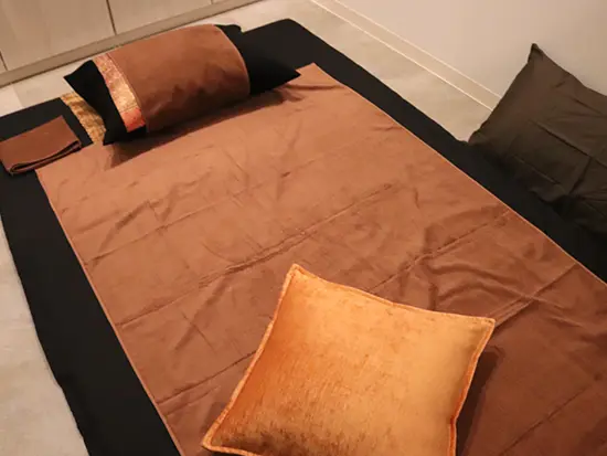 施術部屋は完全個室。照明を落としたリラックスできる雰囲気です
