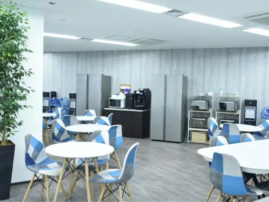 オフィス内には電子レンジやウォーターサーバー、コーヒーマシンなどを完備！自由に利用できます♪