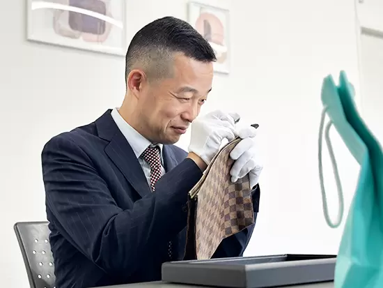 高価なもの、希少なものに触れられる仕事です。ノルマはありませんので、数字にとらわれず仕事ができます。