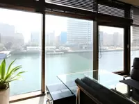 明るい日差しが降り注ぎます。運河の水面を眺めながら業務を行っています。