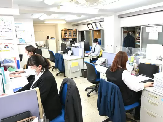 静かなオフィスでのびのび勤務！先輩たちもしっかりサポートします♪（写真：本社）