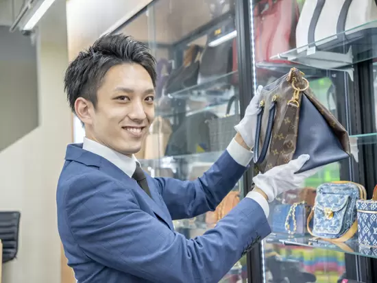 ブランドやリサイクルのことがわかららなくてもご活躍できるよう、丁寧な研修を行っていきます。