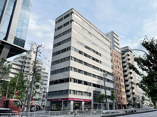 駅近オフィスのため通勤も便利！1Fにはコンビニもあります。