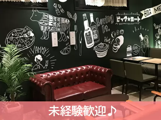 リニューアルしたてでキレイでオシャレな店内です。