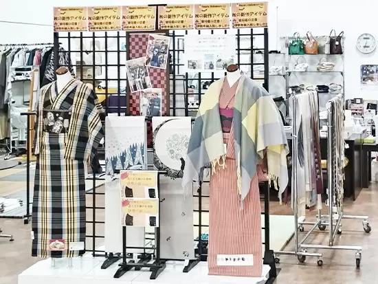 店内には、季節に合わせた着物も展示。クラシックな柄からモダンな柄まで幅広く着物を提案できます。
