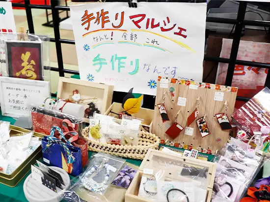 イベント時には、スタッフ手作りの小物を販売することも。店内の飾りつけも自由に楽しめます。
