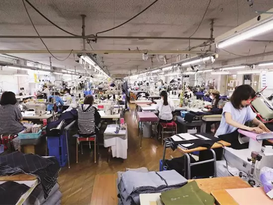 北海道から引っ越し、働いている社員も活躍中！海外から縫製を学びに来ているスタッフもいます。