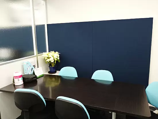 落ち着いた雰囲気の休憩室をご用意。お茶やお菓子も常備されています。