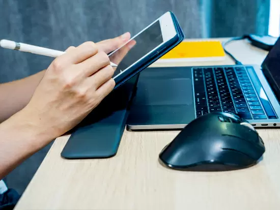 エリアマネージャーはiPadを貸し出しているので、不安な箇所はチャット一つで相談ができます。