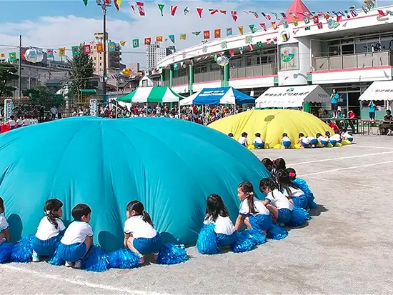 会社に無料幼稚園が併設されており、会社が子育ての支援をしてくれます〇