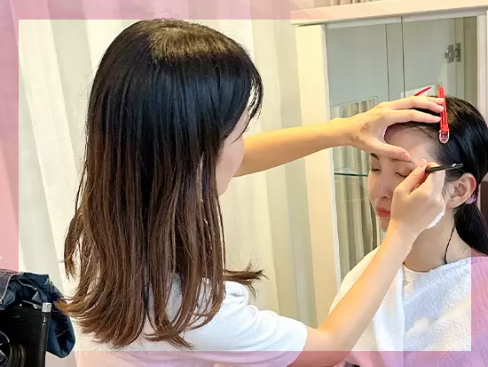 興味次第でお客様へのメイクアップやエステなど幅広いお仕事にチャレンジできます！