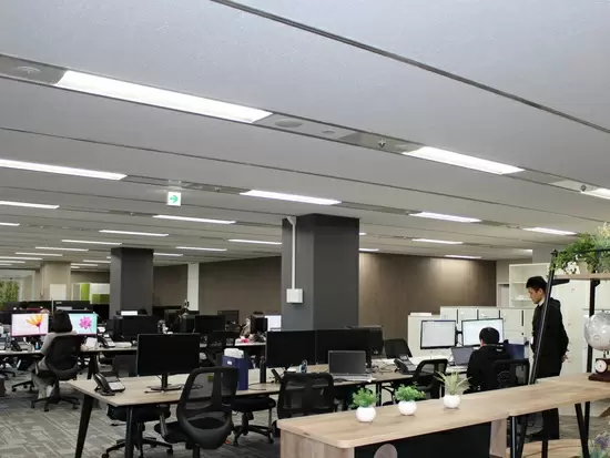 移転したばかりのキレイなオフィス！ワンフロアでコミュニケーションも活発です