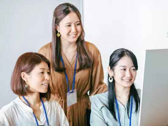 入社後はすぐ隣に先輩がいるので、質問すればすぐ手を止めて回答してくれます。