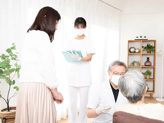 まずは先輩のアシスタント業務からスタート。少しずつ、仕事の進め方や知識を身に付けていきましょう！