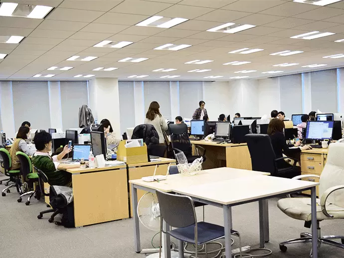 2016年5月に本社を六本木のアーク森ビルへ移転。みんなでオシャレなカフェへランチに行くことも♪