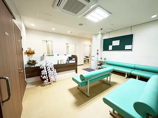 こちらは受付・待合室です。感染症予防対策も徹底していますので安心して働ける環境です◎